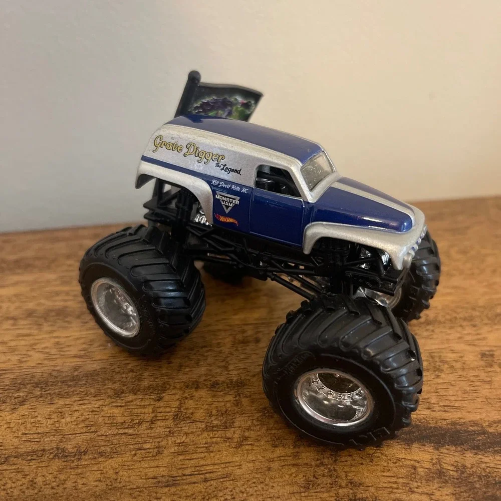 Hot Wheels Boys 1:64 Monster Truck Blue Grave Digger The Legend Flag Diecast